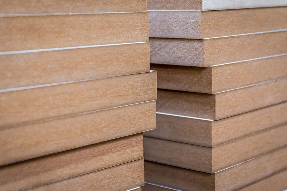 مميزات وعيوب خشب ال mdf في تصنيع الأثاث المكتبي بالسعودية